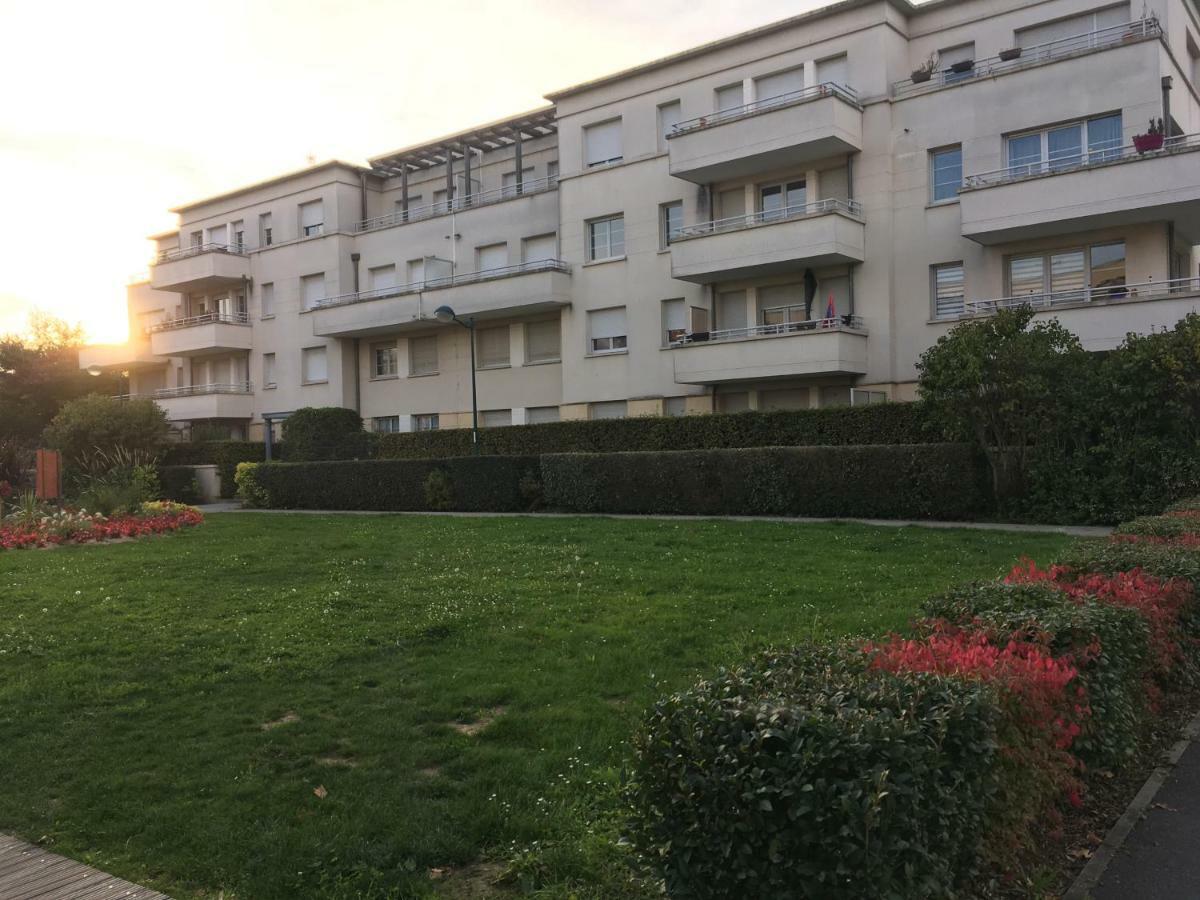 מונטבראן Studio Disneyland Paris - Terrasse מראה חיצוני תמונה